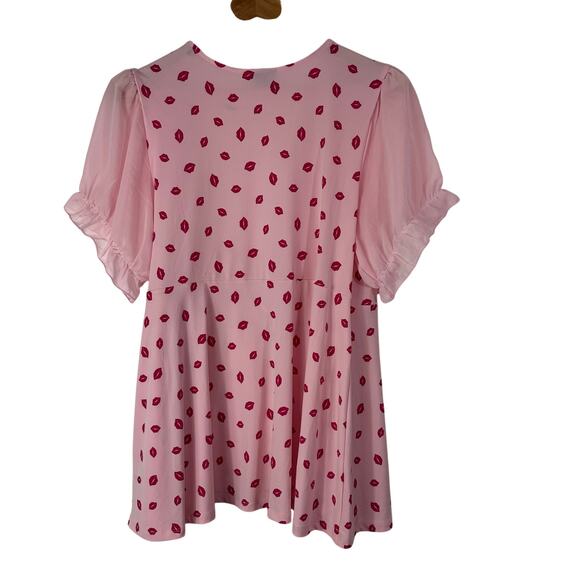 Torrid Wrap Blouse Women 2 Studio Knit Chiffon Puff Sleeve Kiss Lip Print New 2X - Picture 3 of 7